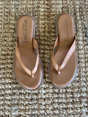 Made in Italy tan leather sandals by
Simona Rossi
SZ 40 Euro 
SZ 9 US